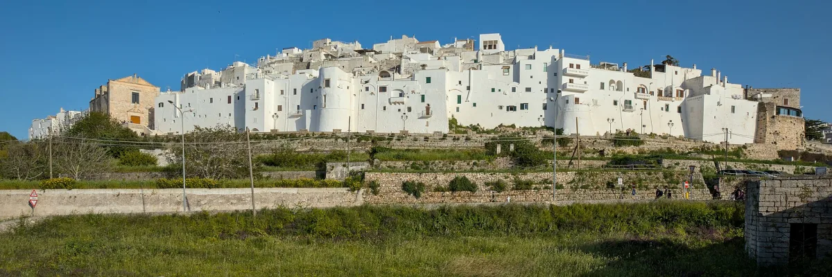 Come arrivare a Ostuni da Bari in treno: orari e suggerimenti 2026