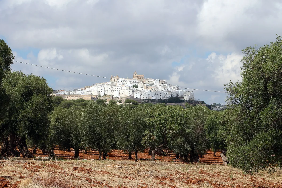 Ostuni: come muoversi senza auto tra centro, mare e dintorni