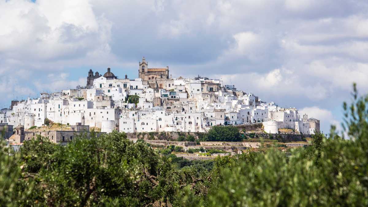Ostuni a piedi: itinerario panoramico nel centro storico con tappe segrete