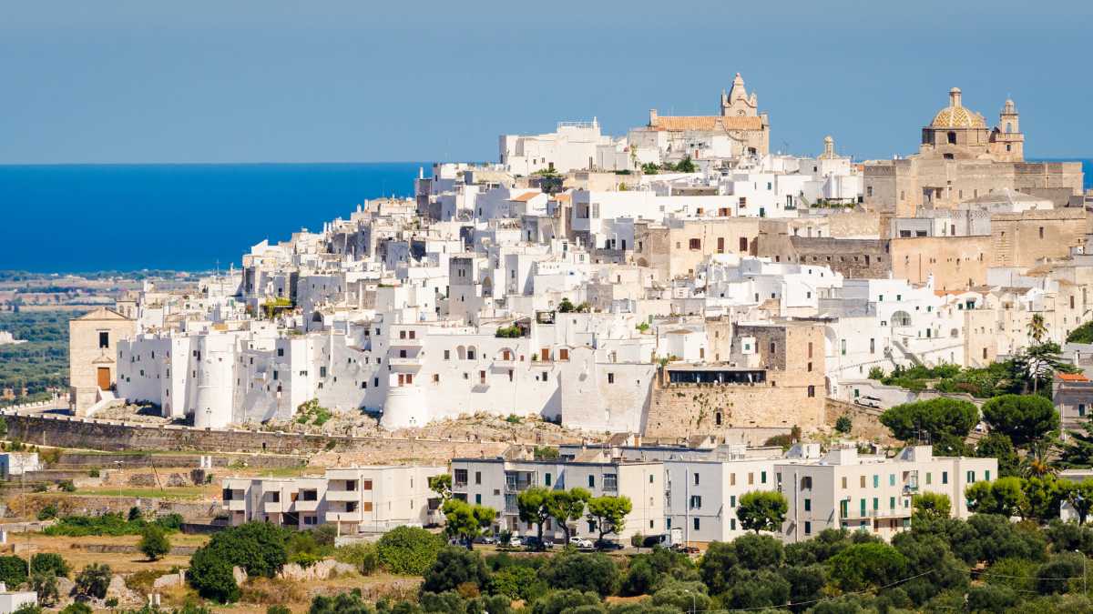 Tour ad anello da Ostuni nei borghi della Valle d’Itria: guida 2026